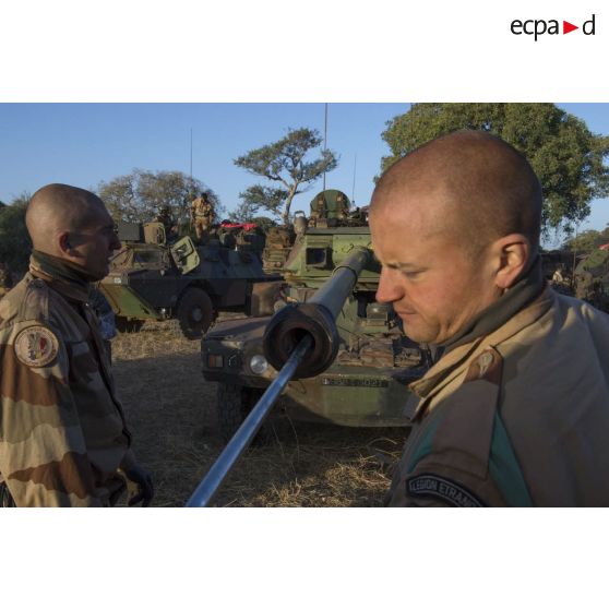 Des légionnaires du 1er régiment étranger de cavalerie (1er REC) dépoussièrent le tube de leur engin à roues, canon de 90 mm (ERC-90) Sagaie à leur arrivée à Markala, au Mali.