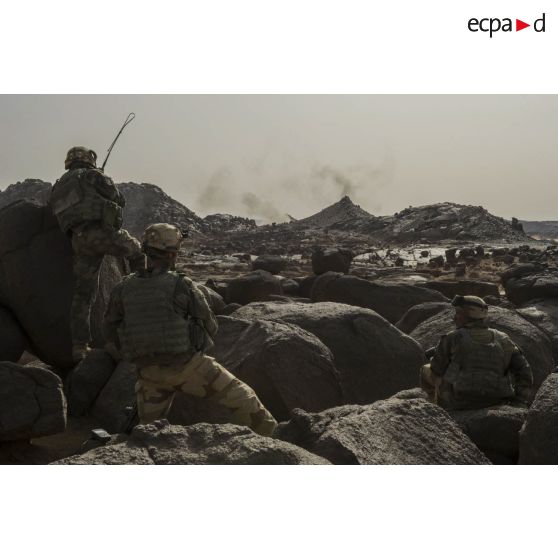 Des soldats du 2e régiment étranger de parachutistes (2e REP) et du 1er régiment de chasseurs parachutistes (1er RCP) mènent une reconnaissance dans le massif de l'Adrar des Ifoghas, au Mali.