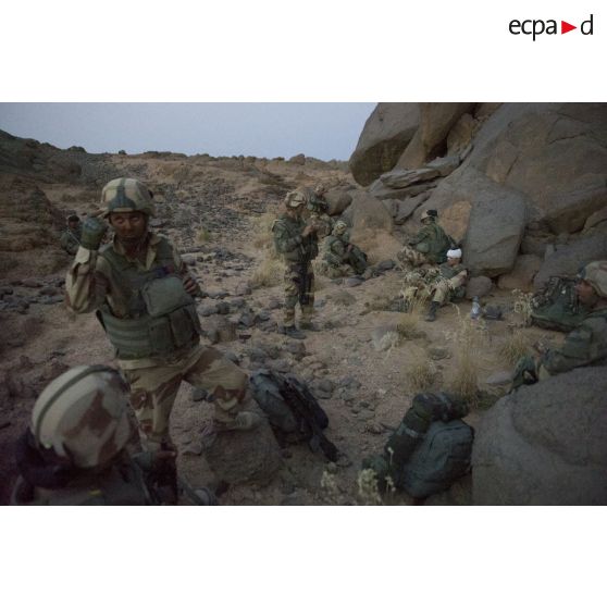 Des soldats du 2e régiment étranger de parachutistes (2e REP) et du 1er régiment de chasseurs parachutistes (1er RCP) mènent une reconnaissance dans le massif de l'Adrar des Ifoghas, au Mali.