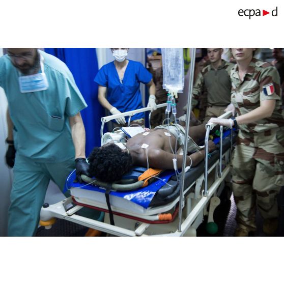 L'équipe médicale transfère un blessé au bloc opératoire du Rôle 2 de Gao, au Mali.