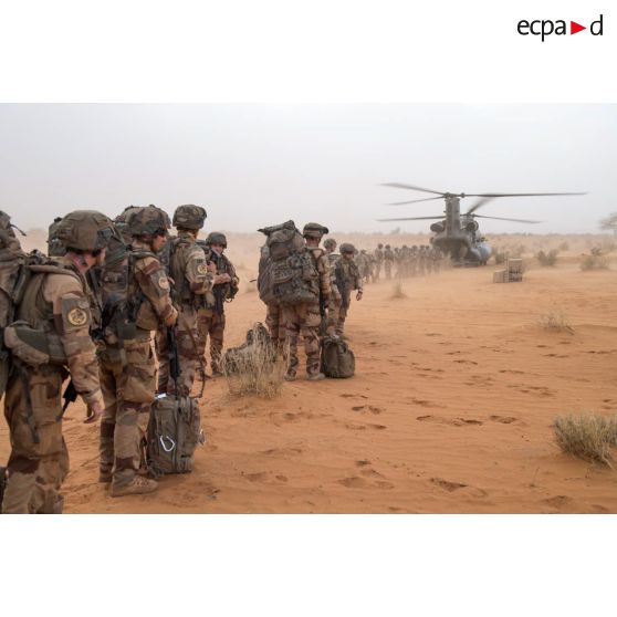 Des marsouins du 2e régiment d'infanterie de marine (RIMa) attendent d'embarquer à bord d'un hélicoptère britannique Chinook Ch-47 à Gossi, au Mali.