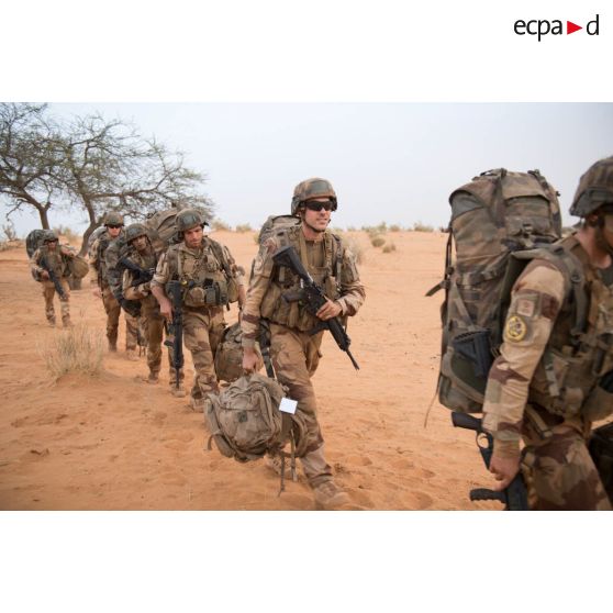 Des marsouins du 2e régiment d'infanterie de marine (RIMa) attendent leur départ pour la relève à Gossi, au Mali.