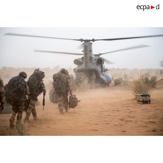 Des marsouins du 2e régiment d'infanterie de marine (RIMa) embarquent à bord d'un hélicoptère britannique Chinook Ch-47 à Gossi, au Mali.