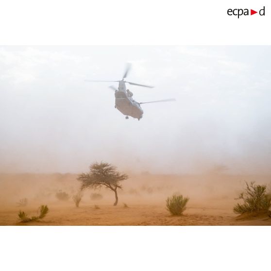 Un hélicoptère britannique Chinook Ch-47 décolle à Gossi, au Mali.