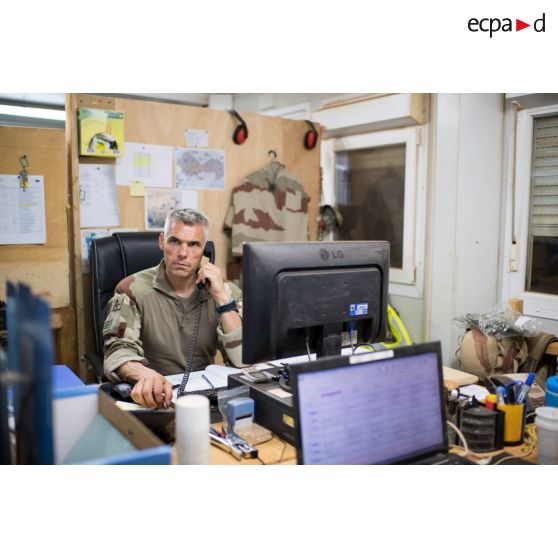 Le chef du détachement de transit interarmées (DéTIA) s'occupe du circuit d'arrivée du personnel montant lors d'une relève à Gao, au Mali.