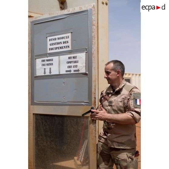 Le capitaine Julien présente le module gestion des équipements à Gao, au Mali.