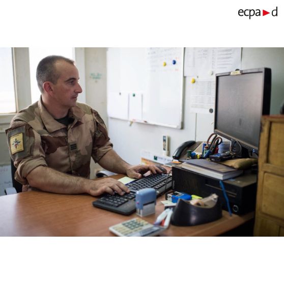 Le capitaine Julien travaille dans son bureau à Gao, au Mali.