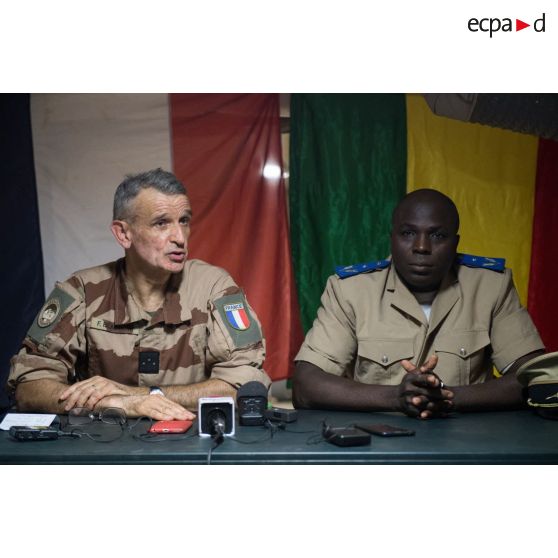 Le général Frédéric Blachon participe à une conférence de presse aux côtés du sous-préfet Boubacar Sangaré à Gossi, au Mali.