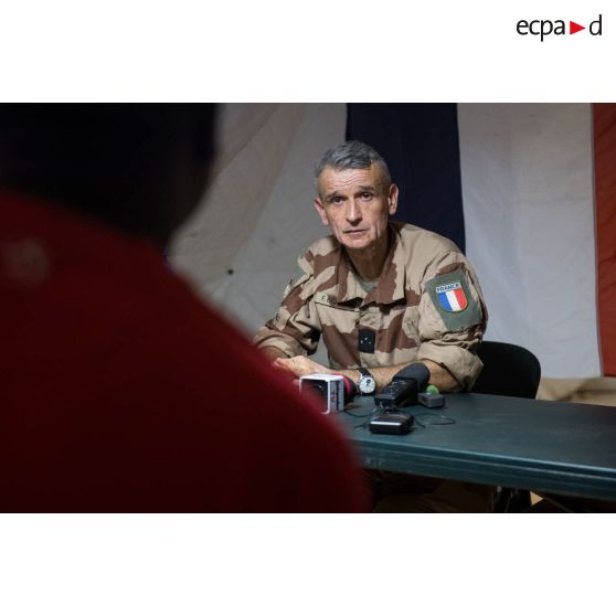 Le général Frédéric Blachon répond aux questions des journalistes lors d'une conférence de presse à Gossi, au Mali.