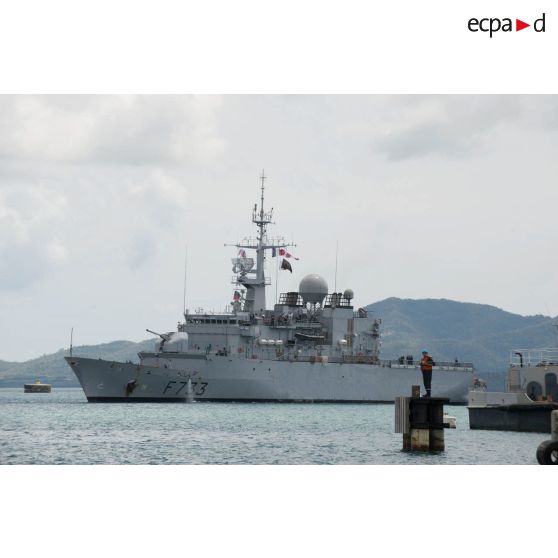 La frégate de surveillance Ventôse manoeuvre pour se mettre à quai dans la base navale de Fort-de-France, en Martinique.