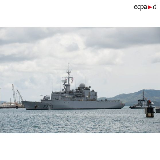 La frégate de surveillance Ventôse manoeuvre pour se mettre à quai dans la base navale de Fort-de-France, en Martinique.