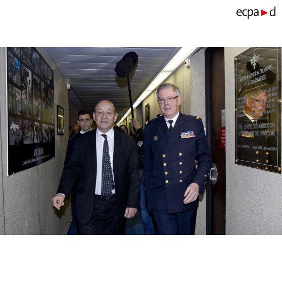 Arrivée du ministre de la Défense Jean-Yves Le Drian accompagné de l'amiral Edouard Guillaud, chef d'état major des armées (CEMA) au centre de planification et de conduite des opérations (CPCO).