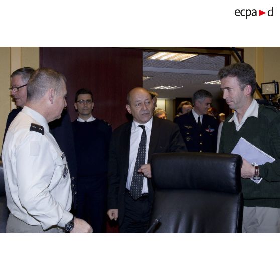 Le ministre de la Défense Jean-Yves Le Drian est accueilli par les généraux Christophe Gomart, directeur du renseignement militaire (DRM) et Patrick Brethous, chef du centre de planification et de conduite des opérations (CPCO).