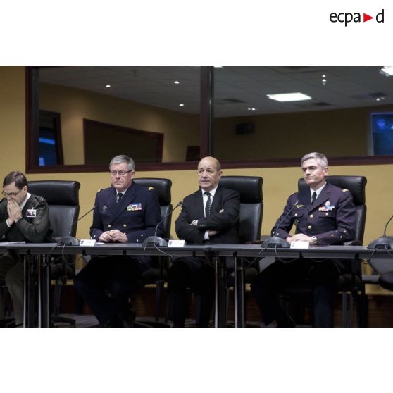 Le ministre de la Défense Jean-Yves Le Drian dirige une réunion aux côtés de l'amiral Edouard Guillaud, chef d'état major des armées (CEMA), au centre de planification et de conduite des opérations (CPCO).