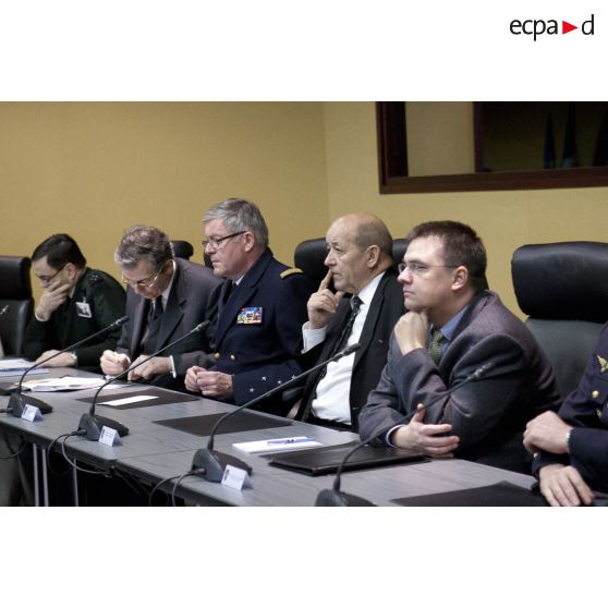 Le ministre de la Défense Jean-Yves Le Drian dirige une réunion aux côtés de l'amiral Edouard Guillaud, chef d'état major des armées (CEMA), au centre de planification et de conduite des opérations (CPCO).