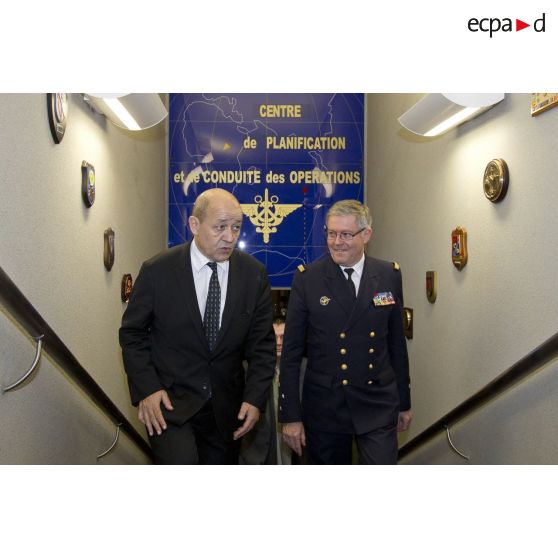 Départ du ministre de la Défense Jean-Yves Le Drian accompagné de l'amiral Edouard Guillaud, chef d'état major des armées (CEMA) du centre de planification et de conduite des opérations (CPCO).