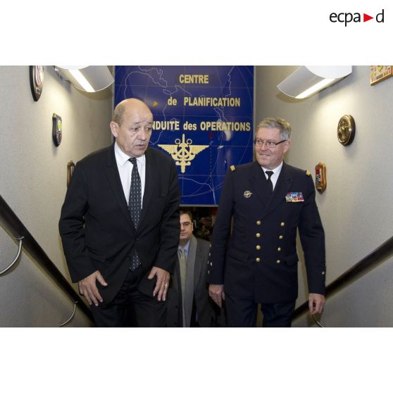 Départ du ministre de la Défense Jean-Yves Le Drian accompagné de l'amiral Edouard Guillaud, chef d'état major des armées (CEMA) du centre de planification et de conduite des opérations (CPCO).