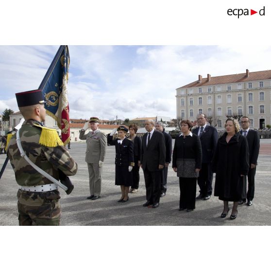 Le ministre de la Défénse Jean-Yves Le Drian rend honneur au drapeau du 1er régiment d'infanterie de marine (1er RIMa) aux côtés d'élus locaux.