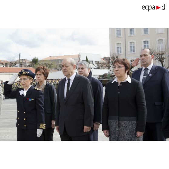 Le ministre de la Défénse Jean-Yves Le Drian rend honneur au drapeau du 1er régiment d'infanterie de marine (1er RIMa) aux côtés d'élus locaux à Angoulême.