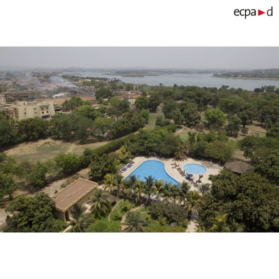 Vue de l'Amitié Golf Hotel Golf Course et de la banque commerciale du Sahel sur les bords du fleuve Niger à Bamako, au Mali.