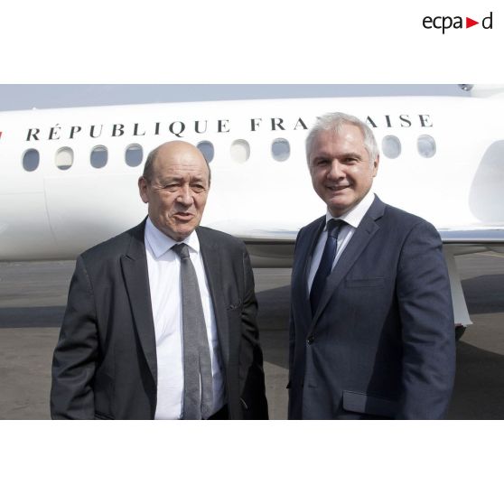 Le ministre de la Défense Jean-Yves Le Drian est accueilli par l'ambassadeur de France Gilles Huberson à son arrivée à l'aéroport de Bamako, au Mali.