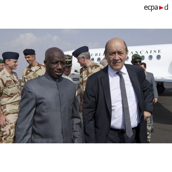 Le ministre de la Défense Jean-Yves Le Drian est accueilli par son homologue malien Yamoussa Camara à son arrivée à l'aéroport de Bamako, au Mali.