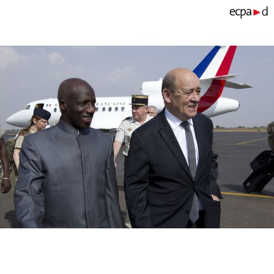 Le ministre de la Défense Jean-Yves Le Drian est accueilli par son homologue malien Yamoussa Camara à son arrivée à l'aéroport de Bamako, au Mali.