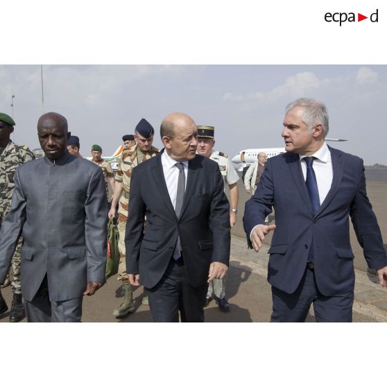 Le ministre de la Défense Jean-Yves Le Drian est accueilli par son homologue malien Yamousa Cabara et par l'ambassadeur de France Gilles Huberson à son arrivée à l'aéroport de Bamako, au Mali.