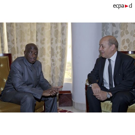 Le ministre de la Défense Jean-Yves Le Drian discute avec son homologue malien Yamoussa Camara à Bamako, au Mali.