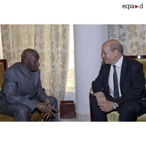 Le ministre de la Défense Jean-Yves Le Drian discute avec son homologue malien Yamoussa Camara à Bamako, au Mali.