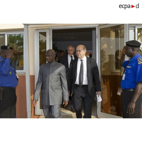 Portrait du ministre de la Défense Jean-Yves Le Drian aux côtés de son homologue malien Yamoussa Camara à Bamako, au Mali.