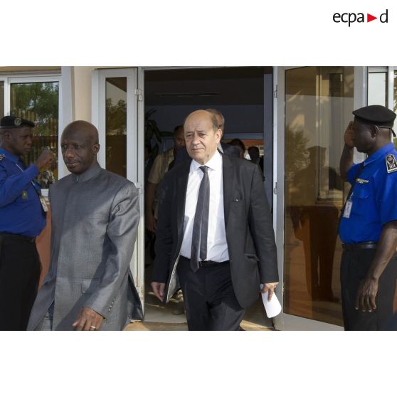 Portrait du ministre de la Défense Jean-Yves Le Drian aux côtés de son homologue malien Yamoussa Camara à Bamako, au Mali.