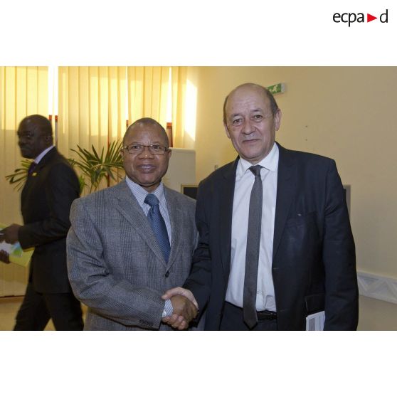 Le ministre de la Défense Jean-Yves Le Drian rencontre le Premier ministre malien Diango Cissoko à Bamako, au Mali.