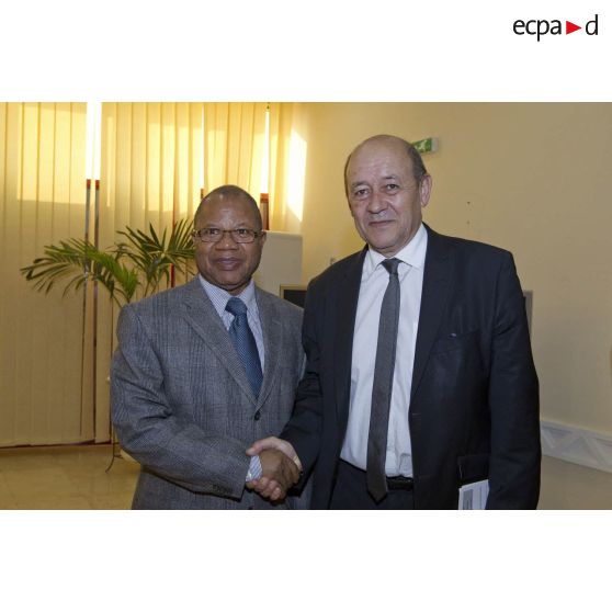 Le ministre de la Défense Jean-Yves Le Drian rencontre le Premier ministre malien Diango Cissoko à Bamako, au Mali.