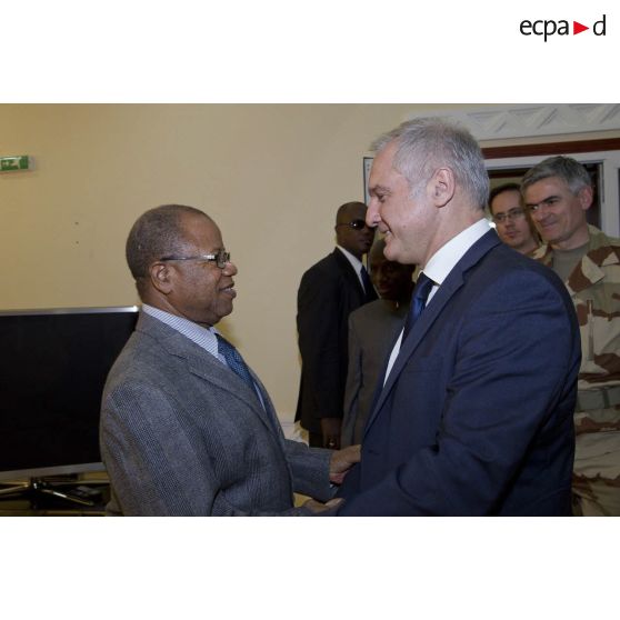 Le Premier ministre malien Diango Cissoko discute avec l'ambassadeur de France Gilles Huberson à Bamako, au Mali.