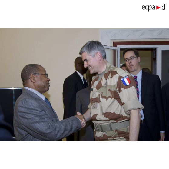 Le Premier ministre malien Diango Cissoko discute avec le général de corps d'armée aérienne Antoine Noguier, chef du cabinet militaire du ministre de la Défense, à Bamako, au Mali.