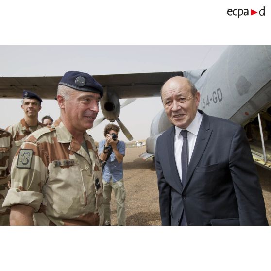 Le ministre de la Défense Jean-Yves Le Drian est accueilli par le général Bernard Barrera au poste de commandement interarmées de théâtre (PCIAT) de Bamako, au Mali.