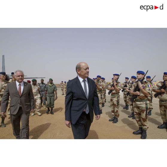 Accueil du ministre de la Défense Jean-Yves Le Drian par un détachement du 1er régiment d'hélicoptères de combat (1er RHC) au poste de commandement interarmées de théâtre (PCIAT) de Bamako, au Mali.