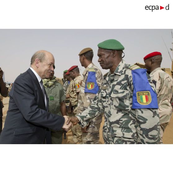 Le ministre de la Défense Jean-Yves Le Drian rencontre des officiers maliens de la mission internationale de soutien au Mali sous conduite africaine (MISMA) à Gao, au Mali.