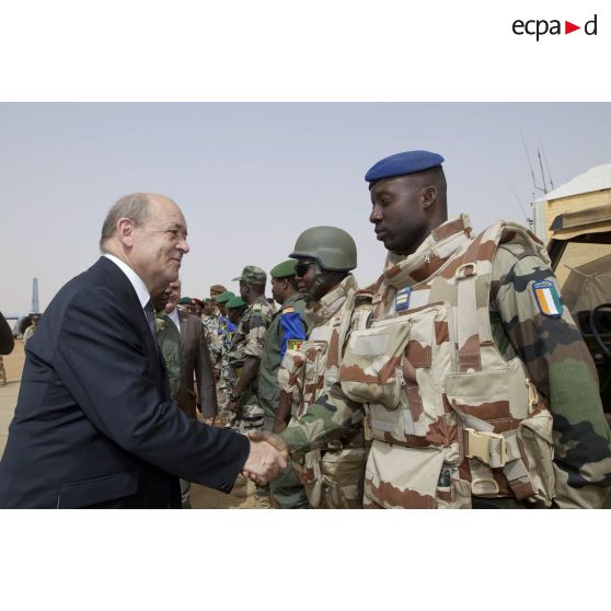 Le ministre de la Défense Jean-Yves Le Drian rencontre des officiers ivoiriens de la mission internationale de soutien au Mali sous conduite africaine (MISMA) à Gao, au Mali.