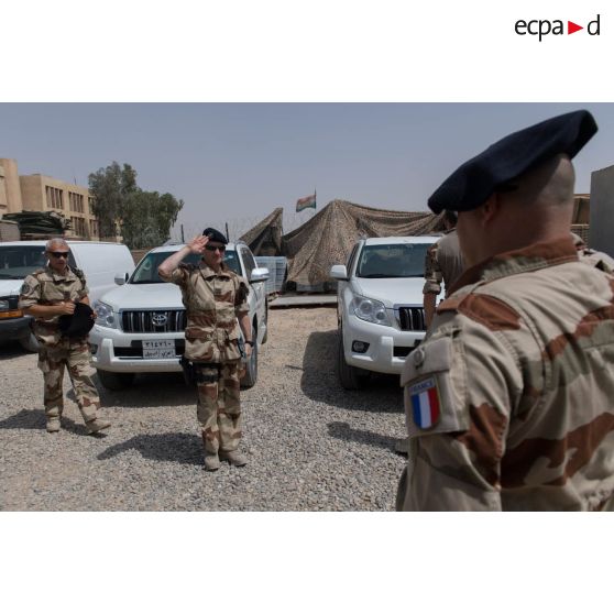 Accueil du colonel Michel Poledri, NR français (national representative) au sein de la CJTF (combined joint task force), au camp Swift de l'armée américaine au sud de Mossoul.