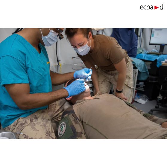 Un artilleur français de la Task Force Wagram se plaignant de douleurs aux dents est pris en charge par le personnel médical au Role 2 canadien installé sur l'aéroport d'Erbil.