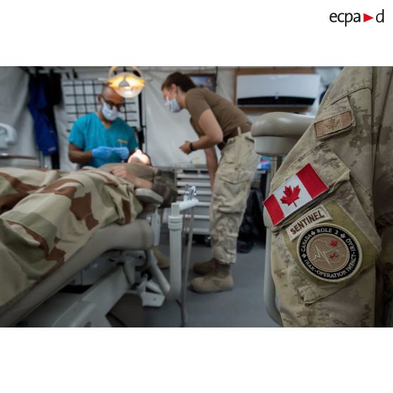 Un artilleur français de la Task Force Wagram se plaignant de douleurs aux dents est pris en charge par le personnel médical au Role 2 canadien installé sur l'aéroport d'Erbil.