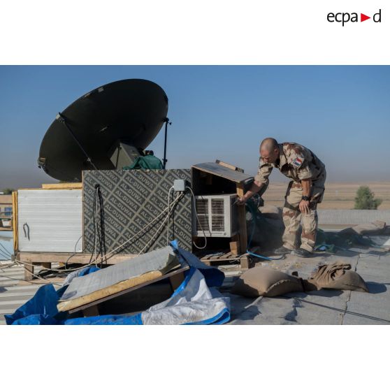 Un élément du 28e RTrs entretient les antennes et les appareils de transmission SIC (système d'information et de communication) sur la base aérienne d'Erbil à l'est de Mossoul, dans le Kurdistan irakien