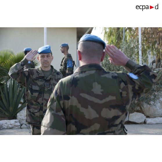 Le commandant des troupes (de dos) rend les honneurs au colonel Haberey, commandant le détachement français et chef de corps du 92e RI.