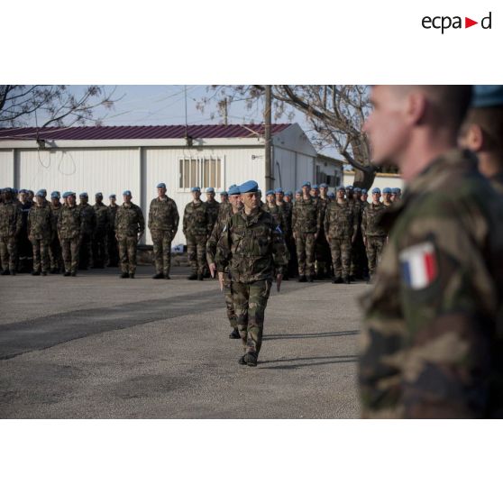 Le colonel Haberey, commandant le détachement français et chef de corps du 92e RI, passe en revue les troupes.