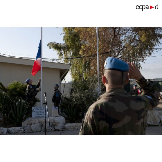 Le colonel Haberey, commandant le détachement français et chef de corps du 92e RI, salue le drapeau pendant la montée des couleurs.