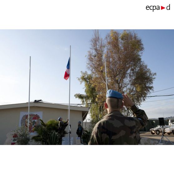 Le colonel Haberey, commandant le détachement français et chef de corps du 92e RI, salue le drapeau pendant la montée des couleurs.