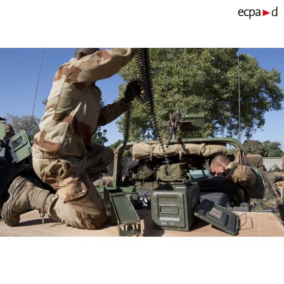 Des légionnaires du 1er régiment étranger de cavalerie (1er REC) alimentent la mitrailleuse ANF1 de leur véhicule léger tout terrain (VLTT) Peugeot P4 à Markala, au Mali.