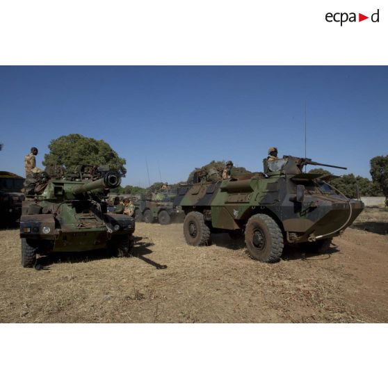 Les véhicules de l'avant blindés (VAB) du 21e régiment d'infanterie de marine (21e RIMa) et les engins blindés à roues, canon de 90 mm (ERC-90) Sagaie du 1er régiment étranger de cavalerie (1er REC) se mettent en route à Markala, au Mali.